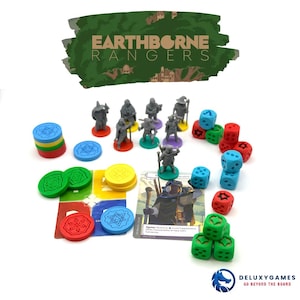 Może przedstawiać: Zestaw gier planszowych z miniaturowymi figurkami, kostkami i żetonami. Gra zawiera różne kolorowe kostki, okrągłe żetony i karty postaci. Tytuł gry, "Earthborne Rangers", jest wyświetlany na zielonym tle.