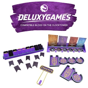 Könnte beinhalten: Ein violett-goldenes Brettspiel-Zubehörset für Blood on the Clocktower, bestehend aus einem Kartenhalter mit Schlitzen, runden Ablagen für Spielsteine, flaggenförmigen Markern und einem goldenen Schild mit dem Wort Players in violetter Schrift.