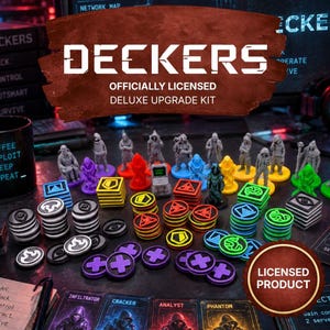 Puede incluir: Un kit de mejora de lujo para juegos de mesa con numerosas figuras en miniatura grises, junto con pilas de fichas de plástico de colores rojo, amarillo, azul, verde, morado, negro y blanco. Incluye cartas etiquetadas como Infiltrator, Cracker, Analyst y Phantom.