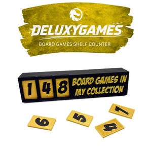 Op de afbeelding: Een zwarte en gouden bordspelplankenteller met de tekst "148 BOARD GAMES IN MY COLLECTION." Inclusief extra gouden nummertegels. De bovenkant van de afbeelding heeft de tekst "DELUXYGAMES BOARD GAMES SHELF COUNTER."