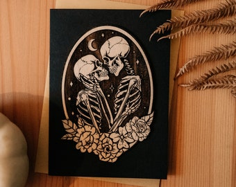 Tarjeta de felicitación de madera grabada "El abrazo de los amantes" (A6) para San Valentín, aniversario, cumpleaños, boda, Halloween, emo, gótico, brujería y celestial.