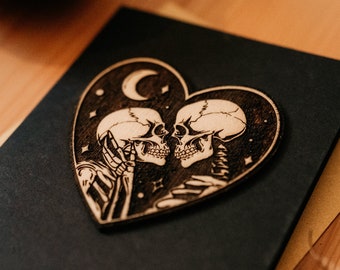 Tarjeta de felicitación A6 con corazón de madera grabado con calavera para enamorados, San Valentín, aniversario, cumpleaños, boda, Halloween, emo, gótico, luna, bruja.