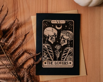 Tarjeta de felicitación de madera A6 grabada con la carta del Tarot "Los amantes VI", con calaveras, para San Valentín, aniversario, cumpleaños, boda, Halloween, emo, gótico, brujería y celestial.