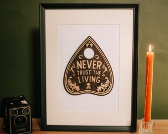 Ouija Board Planchette Nunca confíes en la madera viva grabada impresión pared decoración del hogar Emo Goth Witch Moon Ghost Beetlejuice Skull Celestial