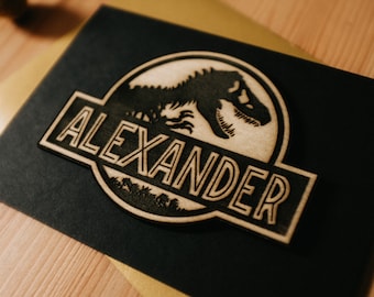Tarjeta de felicitación A6 personalizada con logo de Jurassic Park grabada en madera / Cumpleaños Aniversario Película Dinosaurios Años 90 Jeff Goldblum Recuerdo