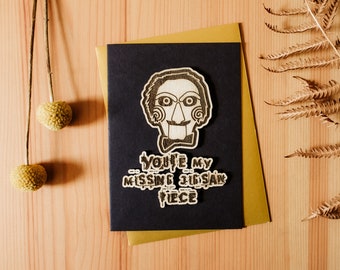 Tarjeta de felicitación A6 con pieza faltante del rompecabezas de Saw 'Billy', regalo grabado en madera / Película de terror de asesino en serie, aniversario, amor, pareja, cumpleaños, gótico