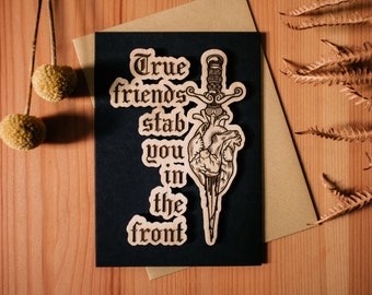 Tarjeta de felicitación de madera A6 grabada con corazón perforado y letra de "True Friends" de BMTH / San Valentín, aniversario, cumpleaños, boda, música emo y gótica para amantes de la música
