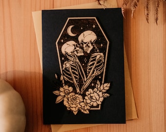 Tarjeta de felicitación de madera A6 grabada con calavera floral y ataúd de amantes / San Valentín, aniversario, cumpleaños, boda, Halloween, emo, gótico, brujería, celebridad