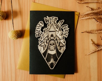 BMTH 'Blessed With A Curse' Letra grabada de madera A6 Tarjeta de felicitación San Valentín Aniversario Cumpleaños Boda Emo Gótico Amantes de la música Esqueleto