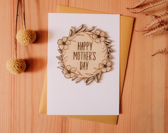 Tarjeta de felicitación de madera A6 grabada con una bonita corona floral para el Día de la Madre / Love Mum Flowers