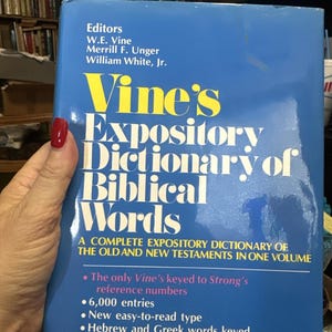 Puede incluir: Un libro de tapa dura azul titulado "Vine's Expository Dictionary of Biblical Words". El libro es un diccionario completo del Antiguo y Nuevo Testamento en un solo volumen. Cuenta con 6.000 entradas, un nuevo tipo de letra fácil de leer, palabras hebreas y griegas asociadas a los principales léxicos e índices extensos.