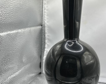 Vase Bud en porcelaine noire : design moderne et élégant par Victoria Hagan