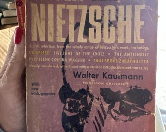 Recopilación portátil de Nietzsche y Walter Kaufmann, edición de bolsillo de 1968. Libro de filosofía clásico en rústica.
