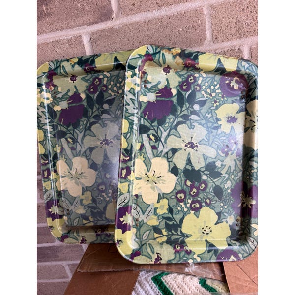 Vintage metal TV tray set features a vibrant 1960s or 70s floral pattern
