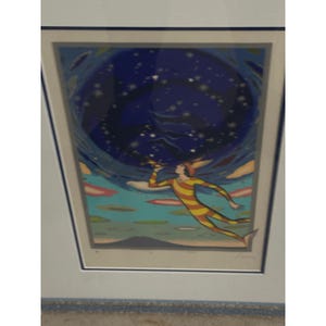 Könnte beinhalten: Gerahmter Kunstdruck mit einer fantastischen Illustration. Eine Figur in einem gelb-orange gestreiften Anzug schwebt in einem sternenübersäten blauen Himmel und hält ein goldenes Objekt. Das Kunstwerk ist mit einem weißen Passepartout gerahmt.