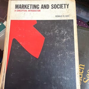 Puede incluir: Un libro titulado "MARKETING AND SOCIETY" con el subtítulo "A CONCEPTUAL INTRODUCTION" de Ronald R. Gist. La portada presenta un diseño abstracto en rojo y negro. El libro está ligeramente desgastado.