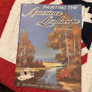 Può includere: Un libro vintage intitolato "Painting the American Landscape" di Carl Stricker. La copertina presenta un dipinto di paesaggio con alberi e un fiume. Il libro è pubblicato da Walter T. Foster. L'etichetta del prezzo mostra $1,00.
