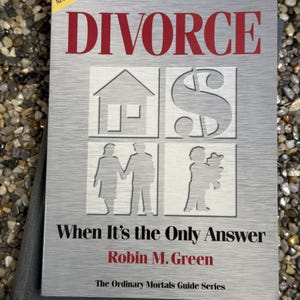 Puede incluir: Un libro titulado "DIVORCE" con el subtítulo "When It's the Only Answer" de Robin M. Green. La portada presenta un fondo plateado con ilustraciones de una casa, un signo de dólar y personas. Parte de "The Ordinary Mortals Guide Series."