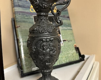Jarra de metal victoriana, motivo de querubín francés, repujado (decoración vintage)