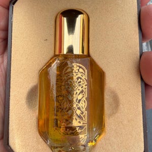 Arabic Fragrance Spray: Warm Oud and Amber (Gold Decorative Bottle) perfume