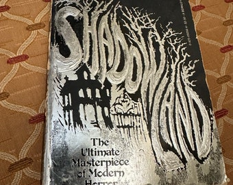 Shadowland, novela de bolsillo de terror y fantasía oscura de Peter Straub, de la década de 1980.