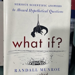 Puede incluir: La portada del libro "What If?" presenta la silueta negra de un dinosaurio suspendido de una cuerda. El título está en letras rojas grandes. También incluye el texto "SERIOUS SCIENTIFIC ANSWERS to Absurd Hypothetical Questions" y el nombre del autor, Randall Munroe.