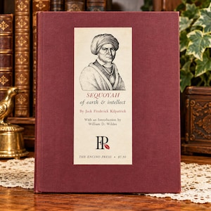 Op de afbeelding: Een bordeauxrood gebonden boek getiteld Sequoyah of earth & intellect door Jack Frederick Kilpatrick met een inleiding door William D. Wildes. De kaft bevat een zwart-witte illustratie van Sequoyah en het Encino Press logo.