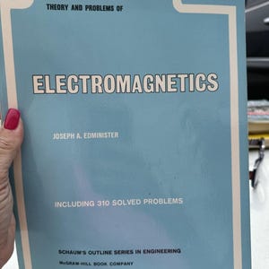 以下が含まれることがあります： ジョセフ・A・エドミニスター著「シャウムズ・アウトライン・シリーズ：電磁気学の理論と問題」というタイトルの青い本。この本には310の解かれた問題が含まれており、マグロウヒル・ブック・カンパニーが出版したシャウムズ・アウトライン・シリーズ・イン・エンジニアリングの一部です。