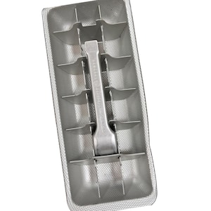 Könnte beinhalten: Eine rechteckige Eiswürfelschale aus Metall mit silberner Oberfläche. Die Schale ist in einzelne Würfelfächer unterteilt und verfügt über einen Hebel zum einfachen Herausnehmen der Eiswürfel. Die Oberfläche hat ein strukturiertes, gepunktetes Muster. Der Hebel hat Text.