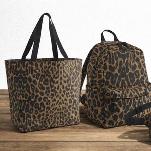 Personalisierte Tasche mit Leoprint | Rucksack mit Wunschtext | Geschenktasche mit Schriftzug | Bauchtasche & individuell bedruckte Tasche