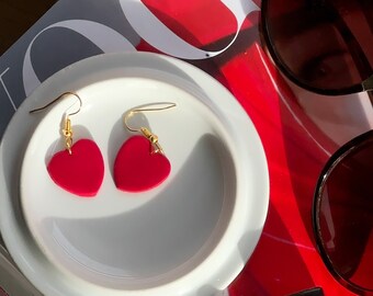Orecchini pendenti a forma di cuore in pasta polimerica fatti a mano: regalo di San Valentino