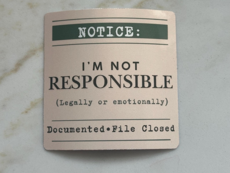 Może przedstawiać: Kwadratowa, beżowa karta z czarnym tekstem: "NOTICE: I'M NOT RESPONSIBLE (Prawnie lub emocjonalnie) Documented &bull; File Closed". Słowo "NOTICE" znajduje się w zielonym prostokącie.