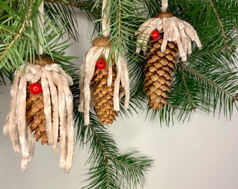 Set von 3 Weihnachtsanhängern zum anhängen an einen Baum oder andere - aus natürlichen Materialien hergestellte zu verschiedenen Wichtel, Elfen, lustige Künstler mit Haaren