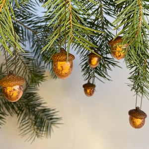 Set van 12 natuurlijke bronskleurige eikels, handgemaakte kerstboomversieringen van echt eikenhout, handbeschilderd met decoupagetechniek