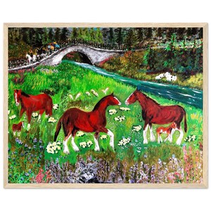 Pode incluir: Pintura emoldurada que retrata uma cena pastoral com vários cavalos castanhos pastando em um prado verde vibrante pontilhado de flores silvestres. Uma ponte de pedra arqueia-se sobre um rio ao fundo, com figuras e árvores que adicionam profundidade.