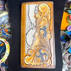 Cartera de cuero repujado con detalle de piel de serpiente