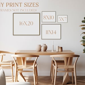 Peut inclure: Une salle &agrave; manger avec une table et des chaises en bois. Quatre tirages encadr&eacute;s sur le mur affichent les formats d'impression : 40x50 cm, 20x25 cm, 28x35 cm et 13x18 cm. Des vases d&eacute;coratifs et un bougeoir sont sur la table.
