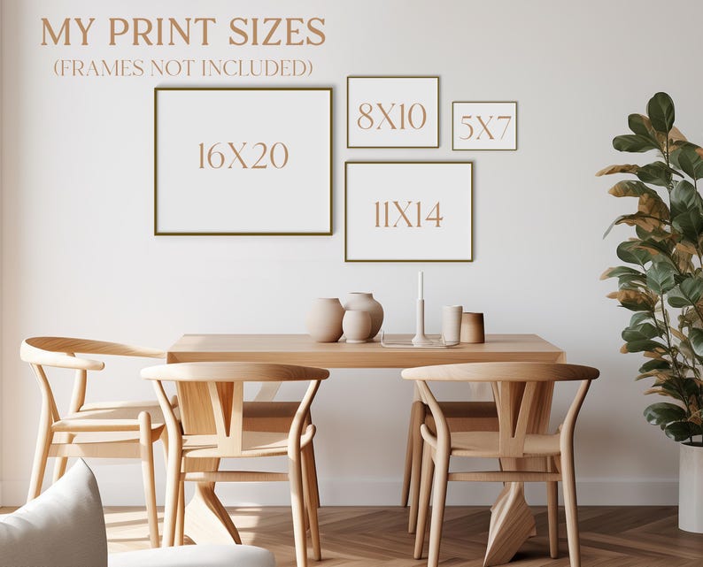 Peut inclure: Une salle &agrave; manger avec une table et des chaises en bois. Quatre tirages encadr&eacute;s sur le mur affichent les formats d'impression : 40x50 cm, 20x25 cm, 28x35 cm et 13x18 cm. Des vases d&eacute;coratifs et un bougeoir sont sur la table.