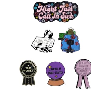 Puede incluir: Conjunto de seis pines de esmalte con frases humorísticas. Los pines presentan una variedad de diseños, que incluyen una nube con el texto "Might Just Call In Sick", una persona sentada en un escritorio, una persona con un vestido azul, una cinta negra con el texto "The Worst", un globo morado con el texto "You Will Be Short-Staffed", y una cinta rosa con el texto "#1 Most Awkward Human Being On This Planet".