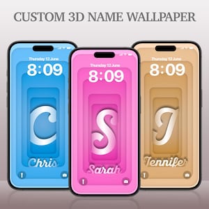 Puede incluir: Tres smartphones que muestran fondos de pantalla personalizados con nombres en 3D. Los teléfonos presentan diseños en azul, rosa y beige, cada uno con una letra y un nombre diferentes. La hora es 8:09 el jueves 12 de junio. El texto superior dice "CUSTOM 3D NAME WALLPAPER."