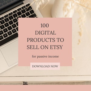 Può includere: Una tastiera di un laptop e un quadrato rosa con il testo "100 PRODOTTI DIGITALI DA VENDERE SU ETSY per un reddito passivo" e un pulsante "SCARICA ORA". L'immagine è su una superficie bianca con piante secche decorative.