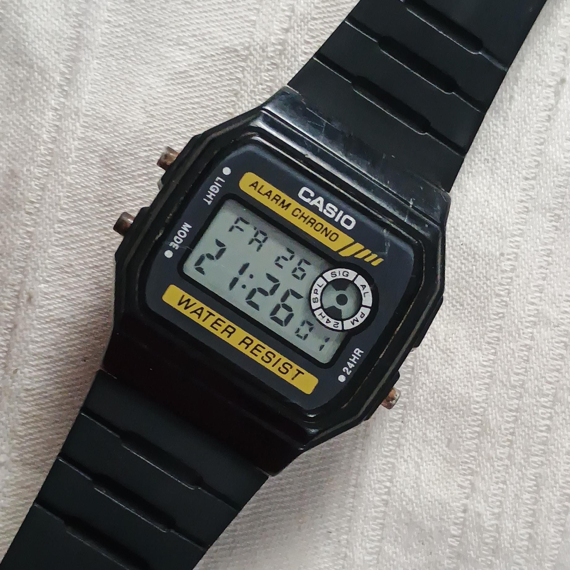 ヴィンテージ カシオ F-94W デジタルウォッチ：クラシックなレトロ時計
