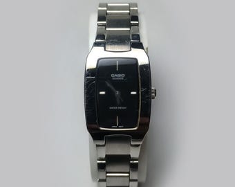 SELTENE Vintage Casio Damenuhr, silbernes rechteckiges schwarzes Zifferblatt, minimalistischer Stil der 90er Jahre