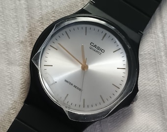 カシオ MQ-24 ミニマリストウォッチ – レトロなユニセックスデザイン、軽量で普段使いに最適