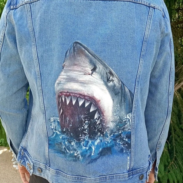 Veste en jean customisé : grand requin blanc. Peint à la main