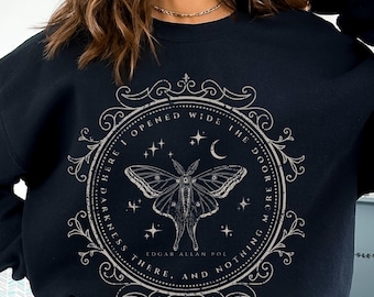 Könnte beinhalten: Schwarzes Sweatshirt mit einem grafischen Aufdruck eines Nachtfalters und einem Zitat von Edgar Allan Poe. Das Zitat lautet "Here I opened wide the door, darkness there, and nothing more."