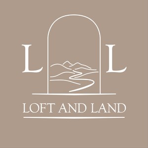 Puede incluir: Un dise&ntilde;o de logotipo con el texto "LOFT AND LAND" en una fuente limpia y sans-serif. El dise&ntilde;o incluye un arco estilizado con una escena de monta&ntilde;a y r&iacute;o, flanqueado por la letra "L" a cada lado. La paleta de colores es beige neutro y blanco.