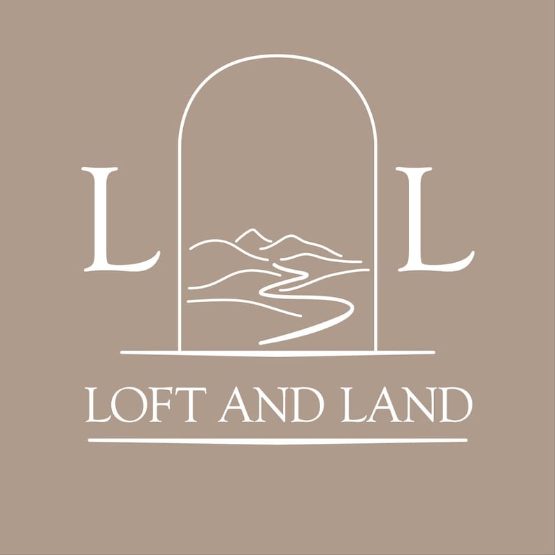 Puede incluir: Un dise&ntilde;o de logotipo con el texto "LOFT AND LAND" en una fuente limpia y sans-serif. El dise&ntilde;o incluye un arco estilizado con una escena de monta&ntilde;a y r&iacute;o, flanqueado por la letra "L" a cada lado. La paleta de colores es beige neutro y blanco.