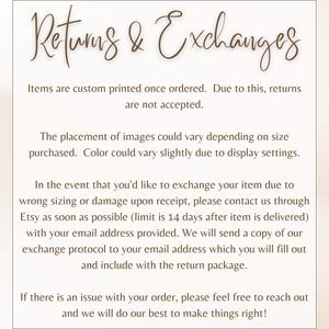 Puede incluir: Un papel blanco con el texto "Returns & Exchanges" en fuente marr&oacute;n. El texto explica la pol&iacute;tica de devoluciones y cambios, incluyendo la impresi&oacute;n personalizada, las variaciones de color y los procedimientos de cambio.