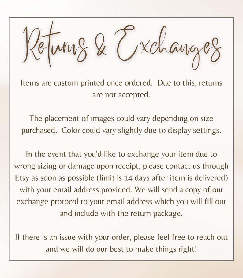 Puede incluir: Un papel blanco con el texto "Returns & Exchanges" en fuente marr&oacute;n. El texto explica la pol&iacute;tica de devoluciones y cambios, incluyendo la impresi&oacute;n personalizada, las variaciones de color y los procedimientos de cambio.